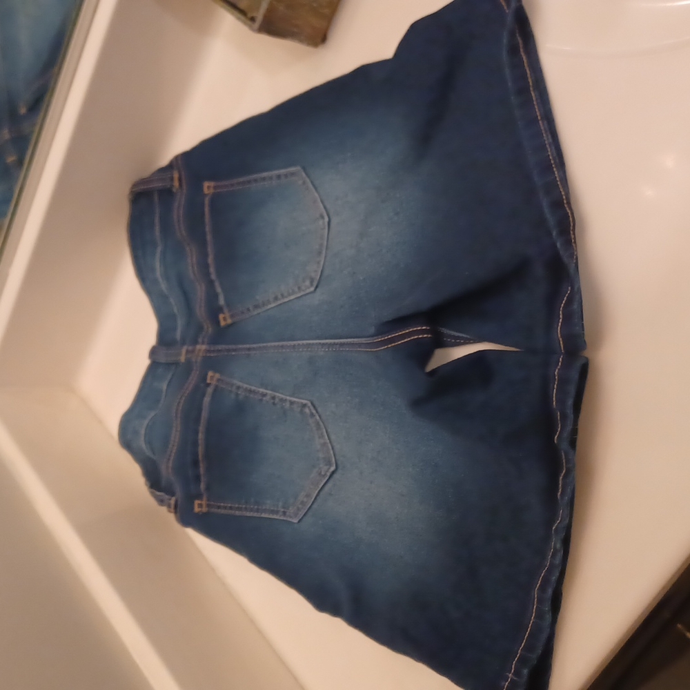 Shorts - Picture 3 of 5